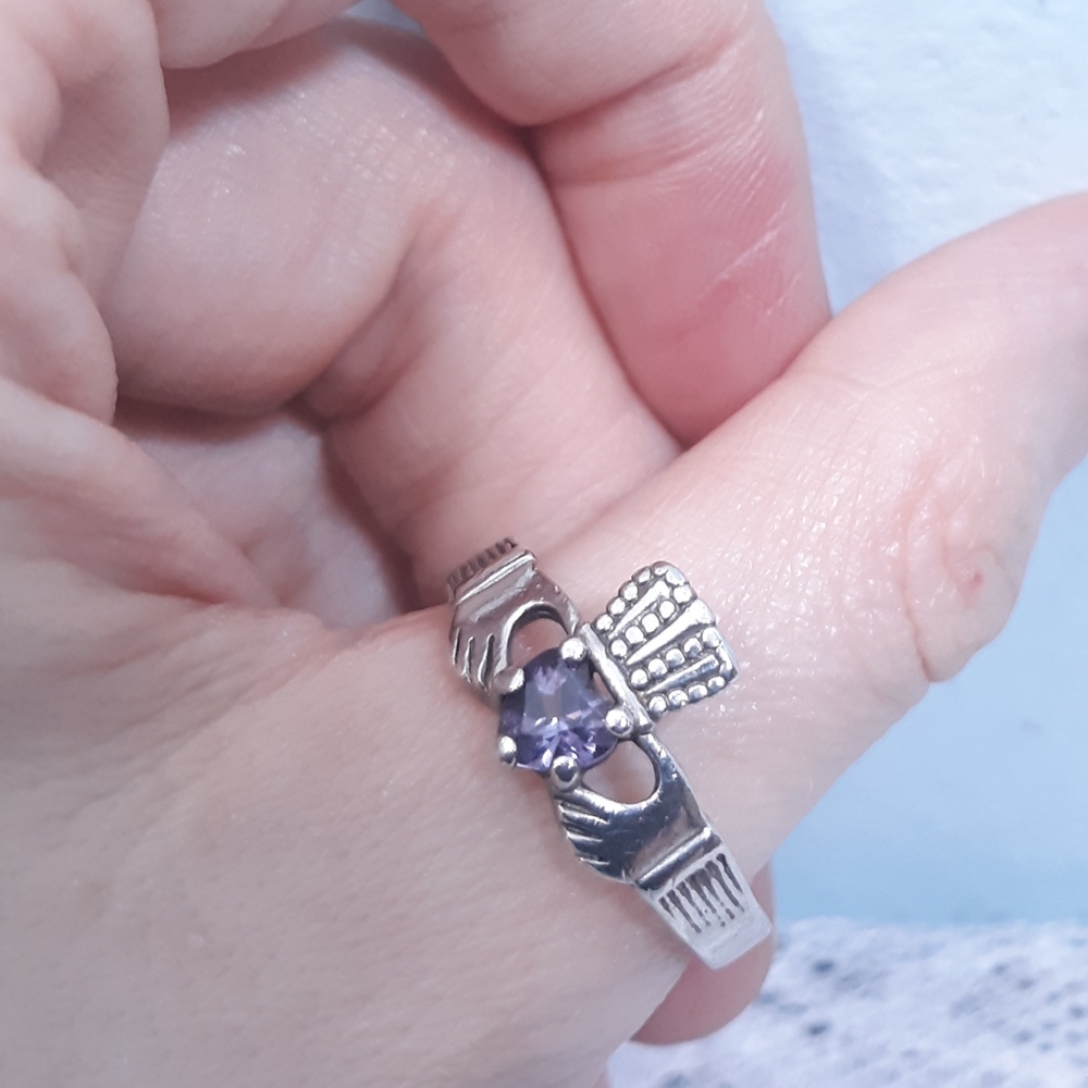 *Sz 8 womens vintage 1980s Sterling Silver Claddagh Ring Signed 925 DM Purple - Picture 3 of 16